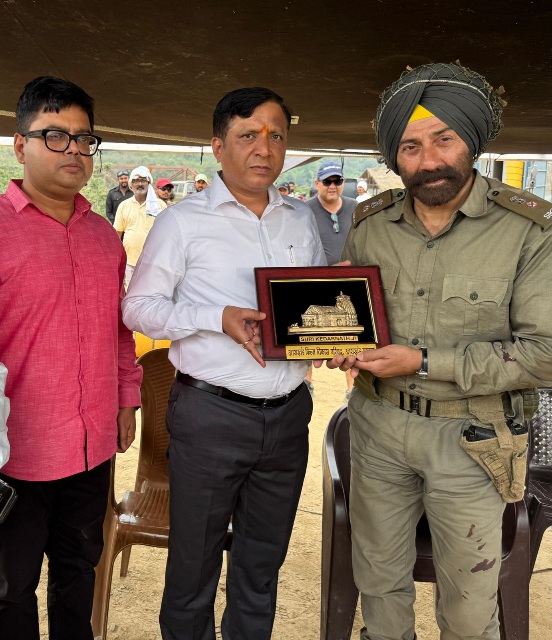 सनी देओल से मिले उत्तराखंड फिल्म विकास परिषद के सीईओ बंशीधर तिवारी, बॉर्डर 2 के सेट पर हुई सकारात्मक चर्चा।