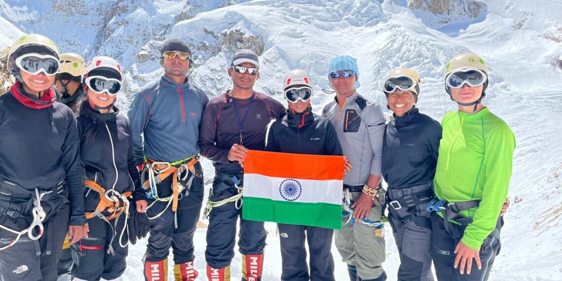उत्‍तराखंड के तीन एनसीसी कैडेट्स ने, माउंट एवरेस्ट पर फहराया तिरंगा।