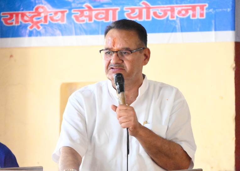 कैबिनेट मंत्री गणेश जोशी ने, राष्ट्रीय आतंकवाद विरोधी दिवस पर, आयोजित कार्यक्रम में छात्र छात्राओं को किया सम्बोधित।