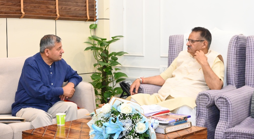 आगामी 29 मई से प्रारंभ होने वाले, विकसित कृषि संकल्प अभियान के तहत, भरसार यूनिवर्सिटी के कुलपति से चर्चा करते, कृषि मंत्री गणेश जोशी। 