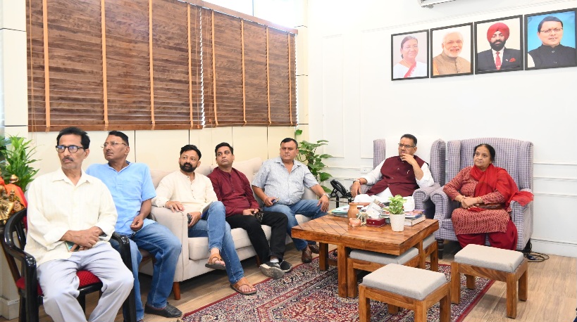 कैबिनेट मंत्री गणेश जोशी ने, प्रधानमंत्री नरेंद्र मोदी के मासिक रेडियो कार्यक्रम, ‘मन की बात’ के 122वें संस्करण को सुना।