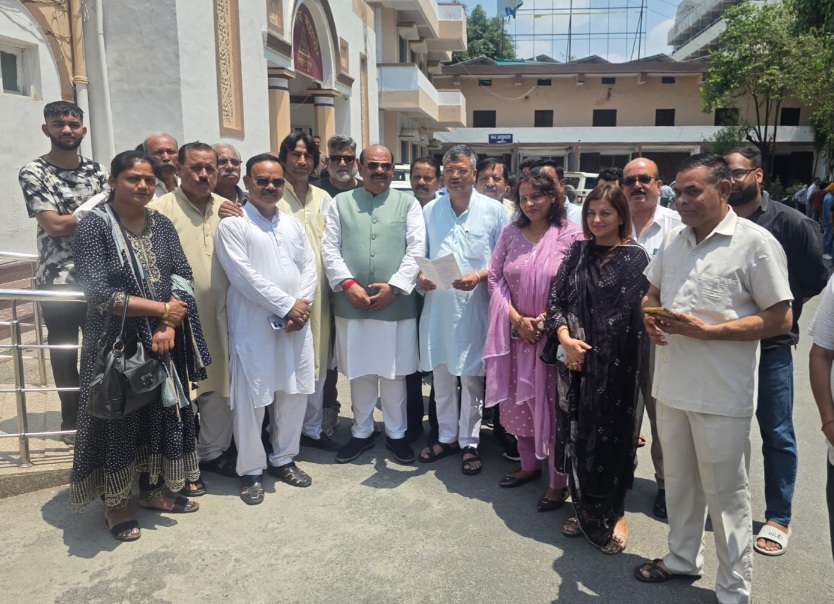 व्यवसायिक प्रतिष्ठानों पर ट्रेड शुल्क लगाने, व दून की अनेक ज्वलंत समस्याओं के समाधान को लेकर, कॉंग्रेस प्रतिनिधि मंडल ने मेयर से मुलाकात कर सौंपा ज्ञापन, लालचन्द शर्मा।