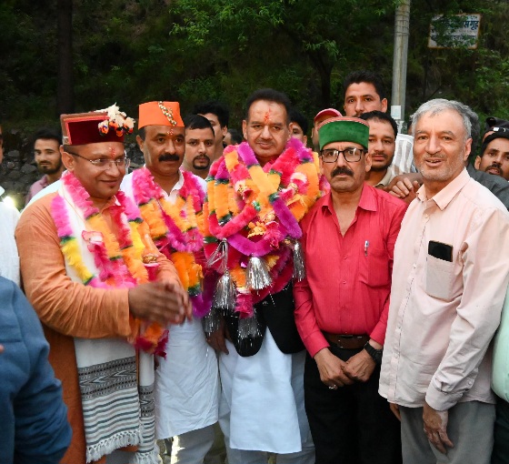 मोरी पहुंचने पर कृषि मंत्री गणेश जोशी का हुआ भव्य स्वागत, कार्यकर्ताओं से की मुलाकात।