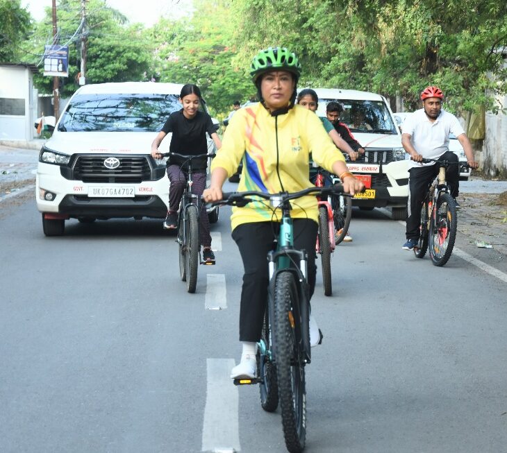 संडे ऑन साइकिल रैली में शहर वासियों के साथ, ”खेल मंत्री रेखा आर्या” ने चलाई साइकिल।