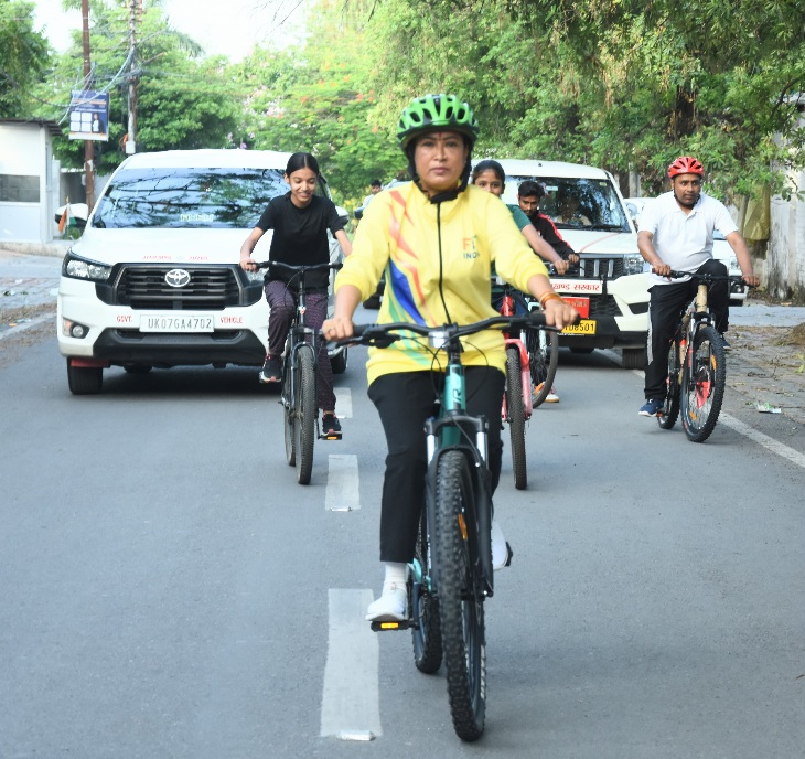 संडे ऑन साइकिल रैली में शहर वासियों के साथ, ”खेल मंत्री रेखा आर्या” ने चलाई साइकिल।