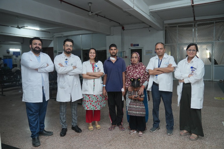 श्री महंत इन्दिरेश अस्पताल में, डाॅक्टरों  की मेहनत सेे मरीज़ ने मौत को दी मात। 