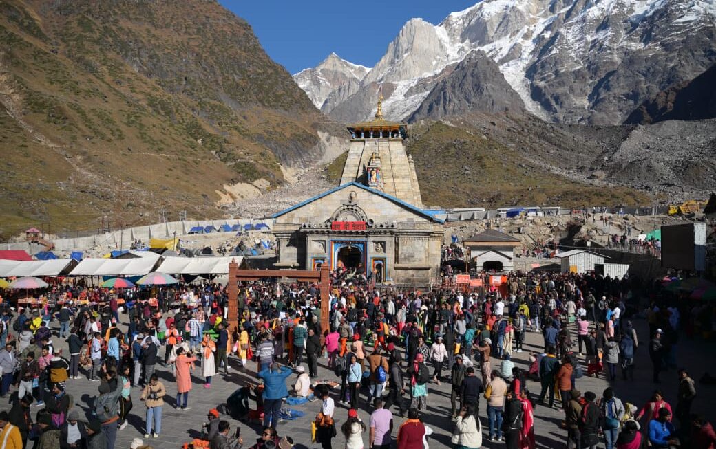 एक महीने में श्री केदारनाथ धाम यात्रा में, लगभग 200 करोङ का कारोबार।
