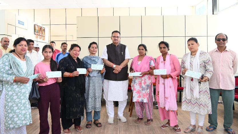 कैबिनेट मंत्री गणेश जोशी ने, मसूरी विधानसभा क्षेत्र के जरूरतमंदों को, आर्थिक सहायता राशि के चेक किए वितरित।