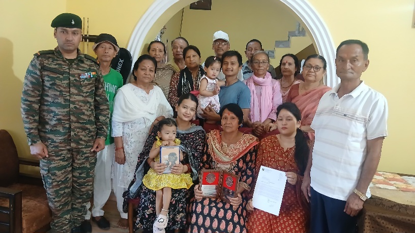 कारगिल शहीदों को सलाम, सेना के जवान पहुँचे घर-घर, परिजनों को भेंट किए स्मृति सम्मान चिन्ह।