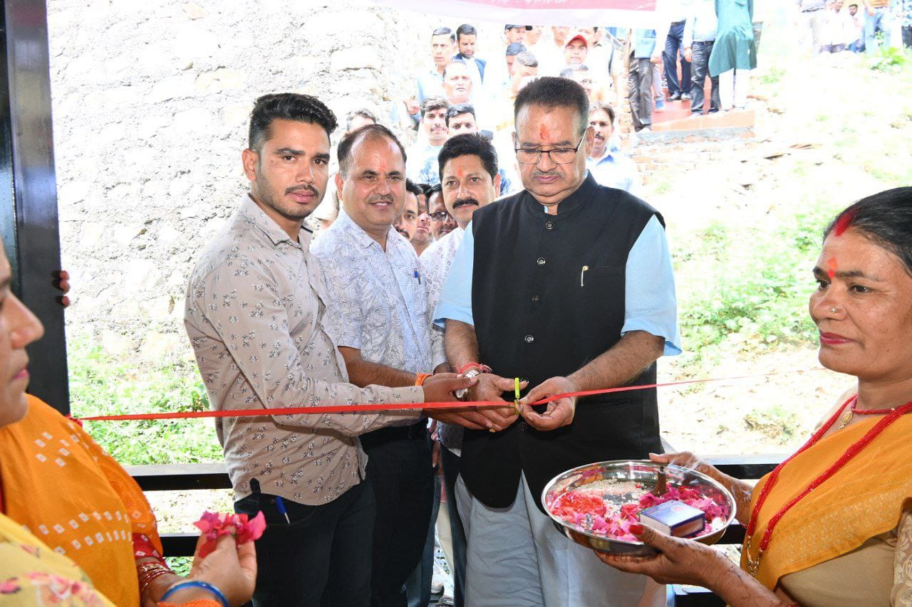 कैबिनेट मंत्री गणेश जोशी ने, भगद्वारीखाल इंटर कॉलेज में, 30 लाख की लागत से बने टिन शेड का किया लोकार्पण।