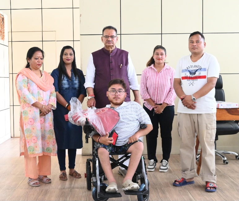 कैबिनेट मंत्री गणेश जोशी ने, दिव्यांग युवक को इलेक्ट्रॉनिक व्हीलचेयर प्रदान की।