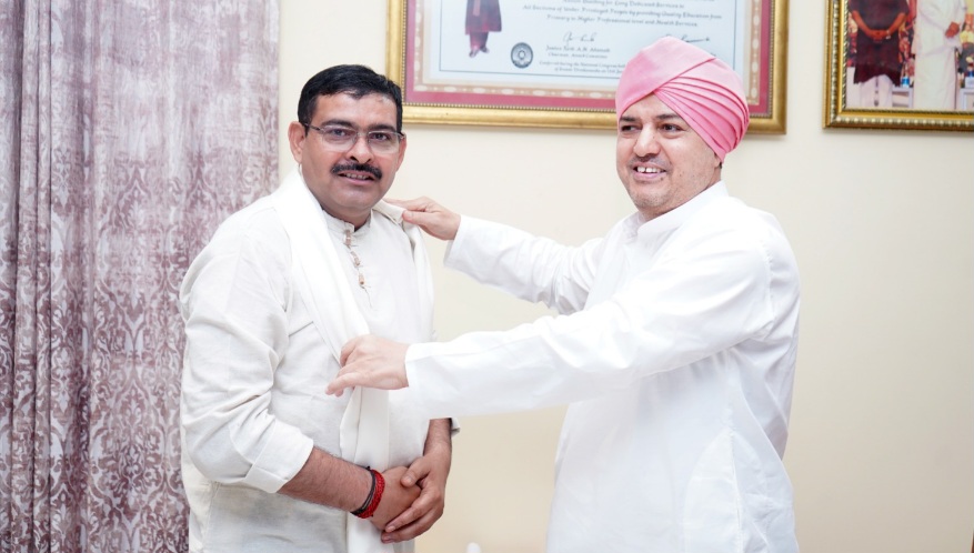 परमवीर चक्र विजेता योगेन्द्र सिंह यादव ने, श्री दरबार साहिब में टेका माथा।