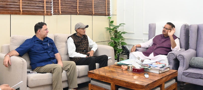 पालीहाउस निर्माण के कार्य को प्राथमिकता पर किया जाए, कृषि मंत्री गणेश जोशी।