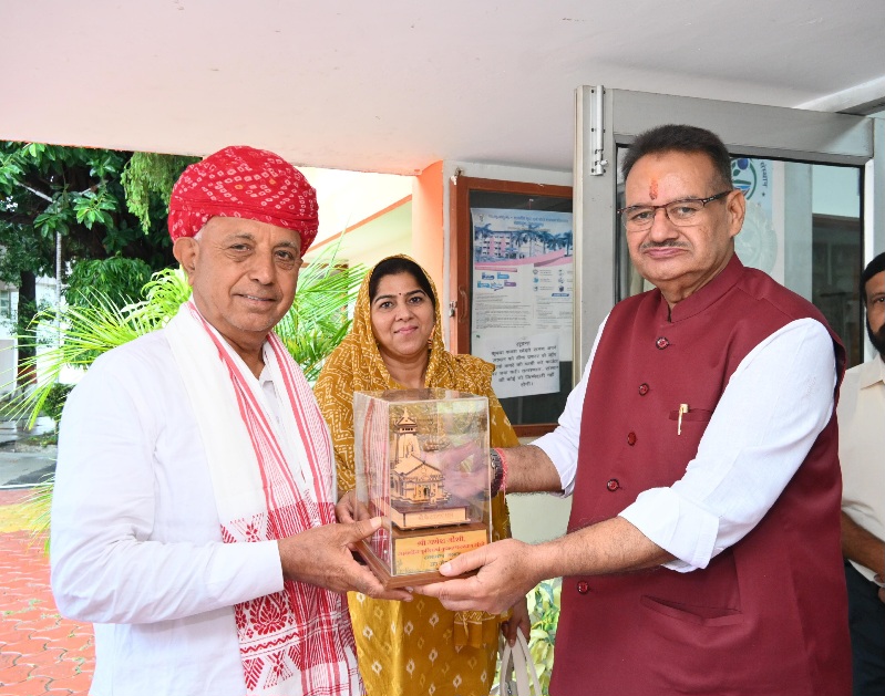 केंद्रीय कृषि राज्यमंत्री भागीरथ चौधरी का, उत्तराखंड आगमन पर किया स्वागत, कैबिनेट मंत्री गणेश जोशी।