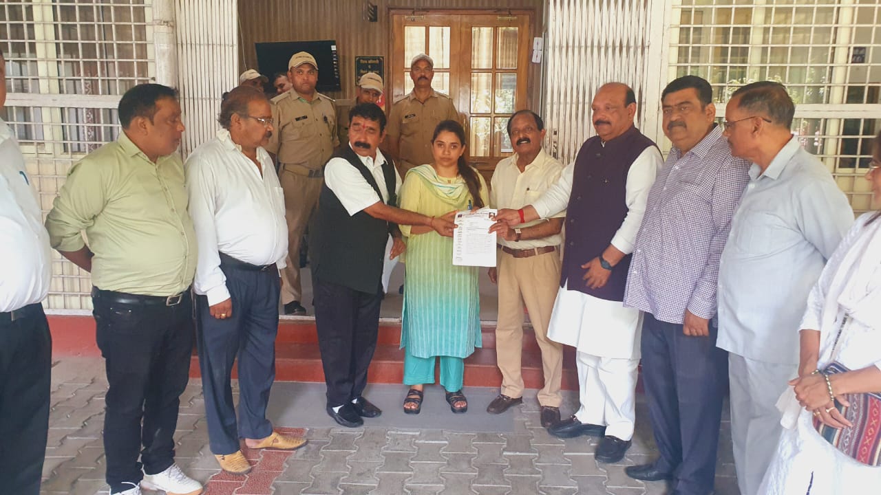 अखिल भारतवर्षीय ब्राह्मण महासभा ने, जिलाधिकारी के माध्यम से प्रधानमंत्री नरेंद्र मोदी को, हेली सेवा की अनियमिताओं पर रोक लगाने के संबंध में सौपा ज्ञापन, लालचंद शर्मा।