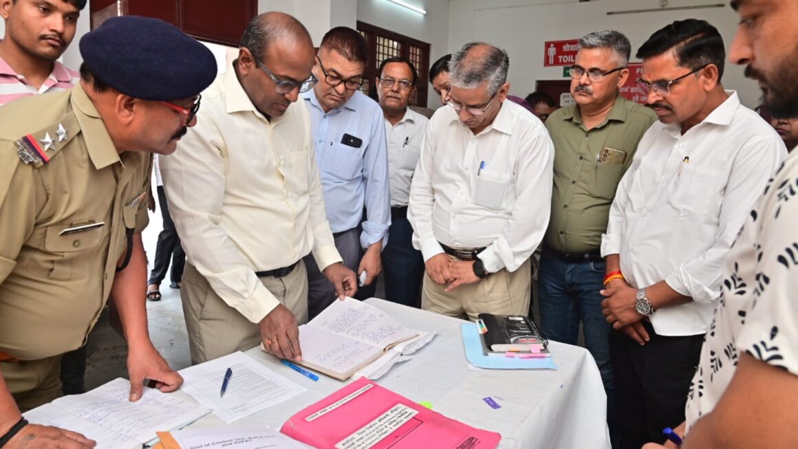 मुख्य निर्वाचन अधिकारी ने, राष्ट्रीय राजनैतिक दलों के प्रतिनिधियों के साथ, किया वेयर हाउस का निरीक्षण।