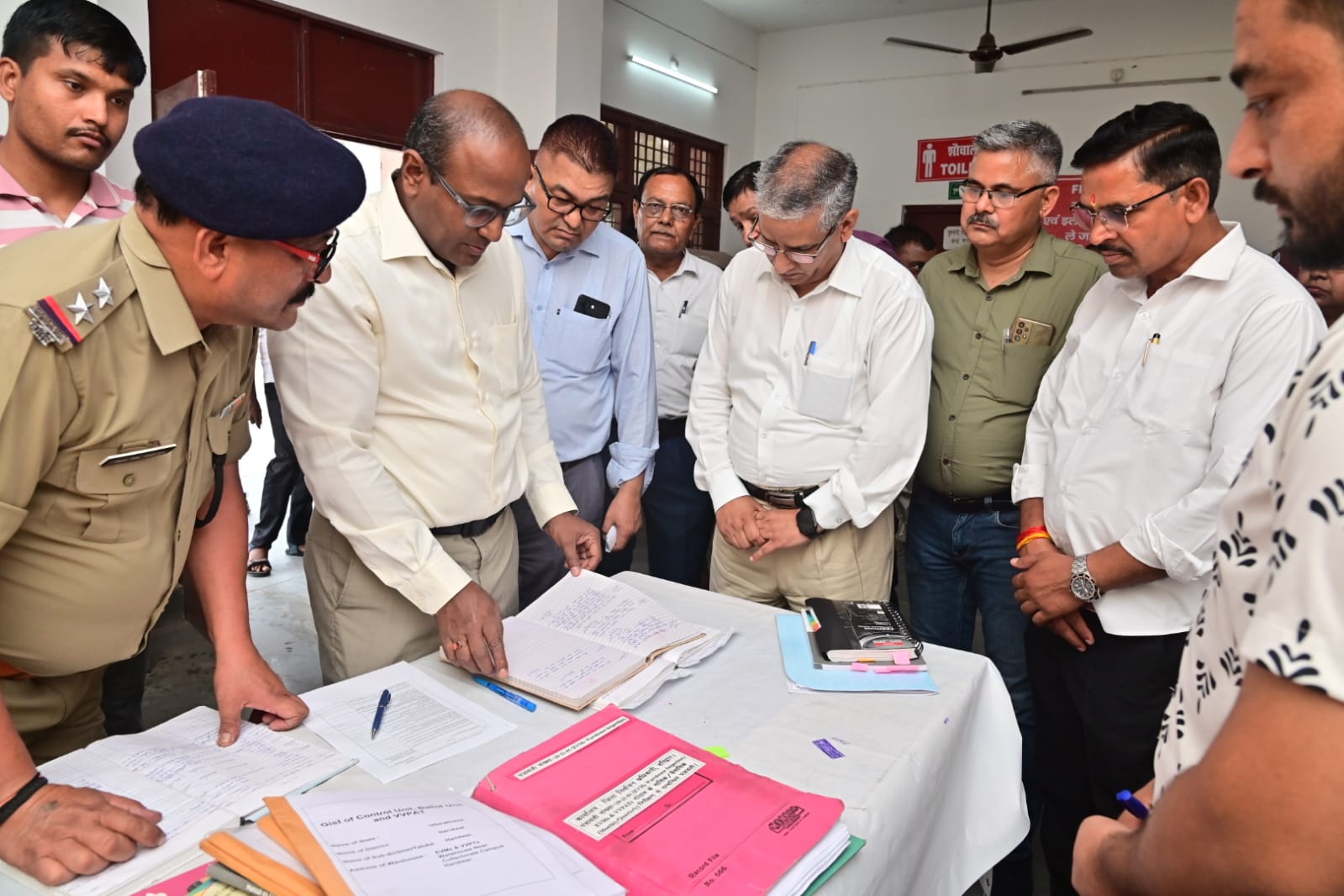 मुख्य निर्वाचन अधिकारी ने, राष्ट्रीय राजनैतिक दलों के प्रतिनिधियों के साथ, किया वेयर हाउस का निरीक्षण।