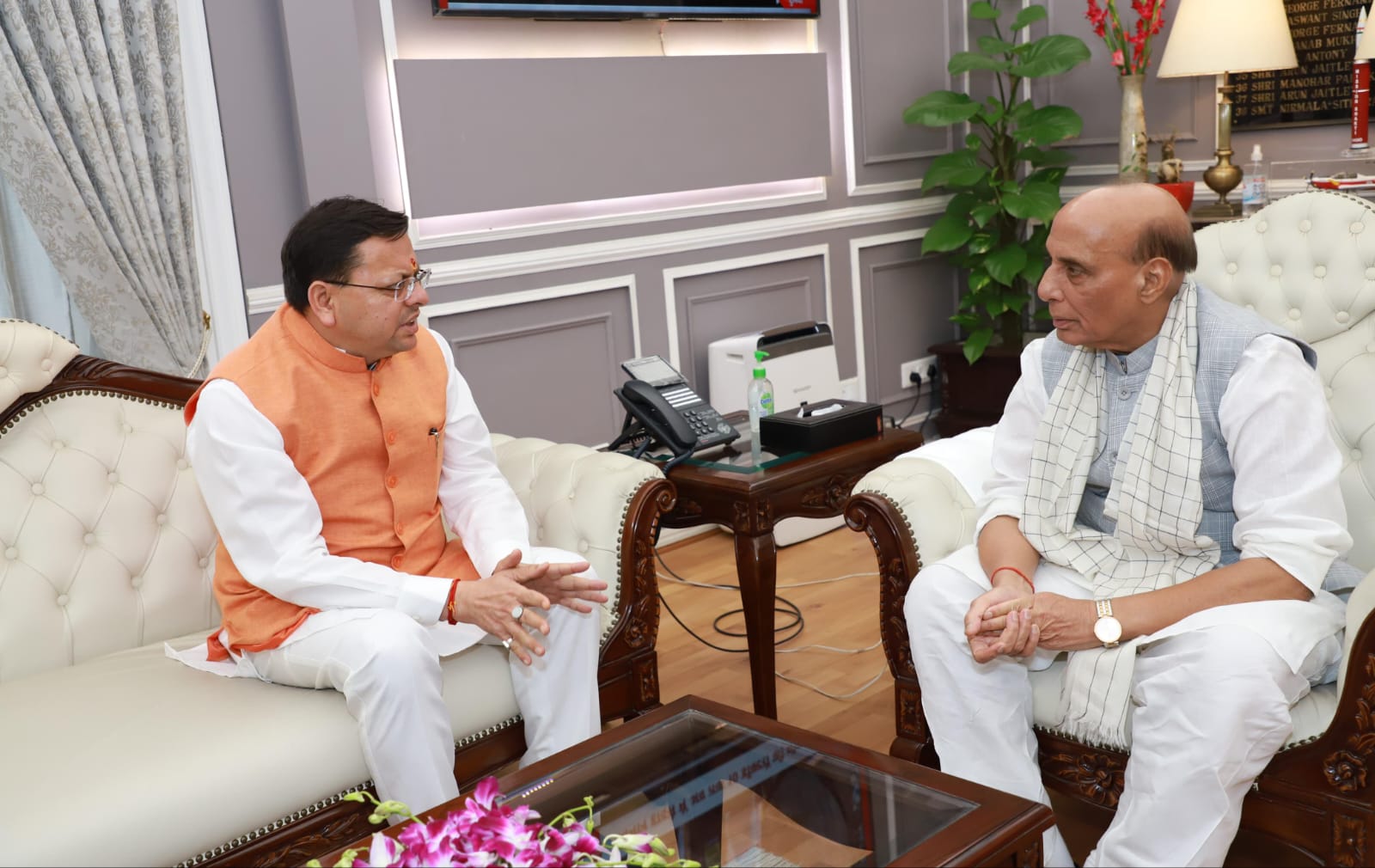 मुख्यमंत्री पुष्कर सिंह धामी ने, केंद्रीय रक्षा मंत्री राजनाथ सिंह से भेंट कर, राज्य से जुड़े महत्वपूर्ण विषयों पर की चर्चा।