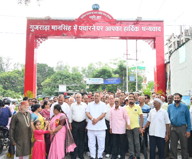 शहीद राईफलमैन नरेश उनियाल, स्मृति द्वार का किया उद्घाटन, सैनिक कल्याण मंत्री गणेश जोशी। 