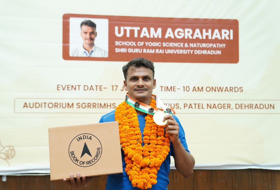एसजीआरआर विश्वविद्यालय के योग छात्र, उत्तम अग्रहरि ने ताड़ासन का बनाया राष्ट्रीय रिकार्ड।