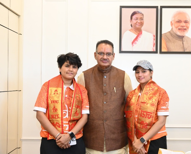 उत्तराखण्ड की बेटियां फ्लोरबॉल टीम की बनी मैनेजर एवं कप्तान, कैबिनेट मंत्री गणेश जोशी ने किया सम्मानित। 