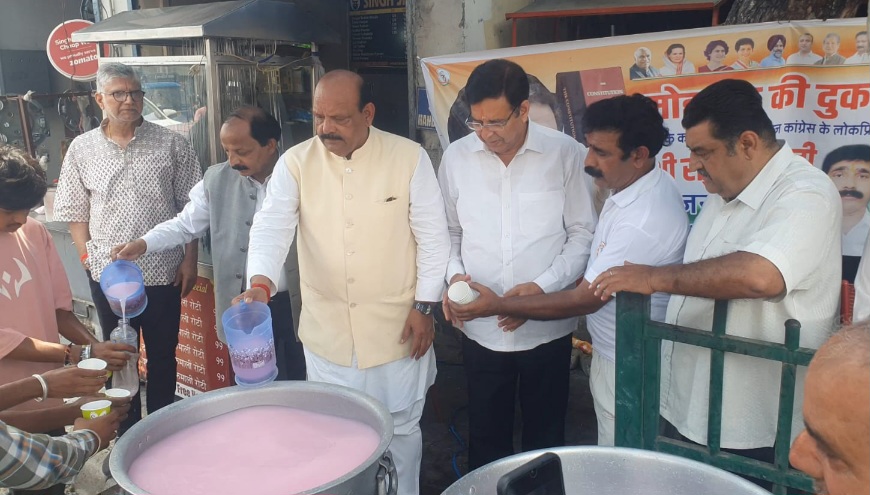 राहुल गांधी के जन्म दिवस पर कॉंग्रेसियों ने, शरबत वितरण कर दिया मोहब्बत का पैग़ाम, लालचंद शर्मा। 