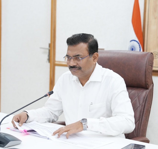 केंद्र सरकार द्वारा निर्देशित और अपेक्षित, कार्यक्रमों व योजनाओं के क्रियान्वयन में लाएं तेजी, मुख्य सचिव।