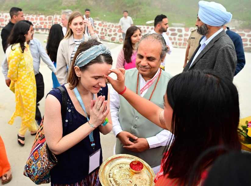 भराड़ीसैंण, गैरसैंण की मिट्टी ने जीता विदेशी मेहमानों का दिल, उत्तराखंड की संस्कृति और सौंदर्य को विदेशी मेहमानों ने सराहा।