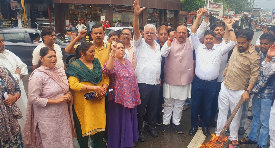 कांग्रेस के वरिष्ठ नेताओं ने गरीब बस्तियों को, उजाड़ने, पुनर्वास, व मालिकाना हक न दिए जाने के विरोध में, यमुना कॉलोनी चौक पर भाजपा सरकार पुतला दहन किया, लालचंद शर्मा। 