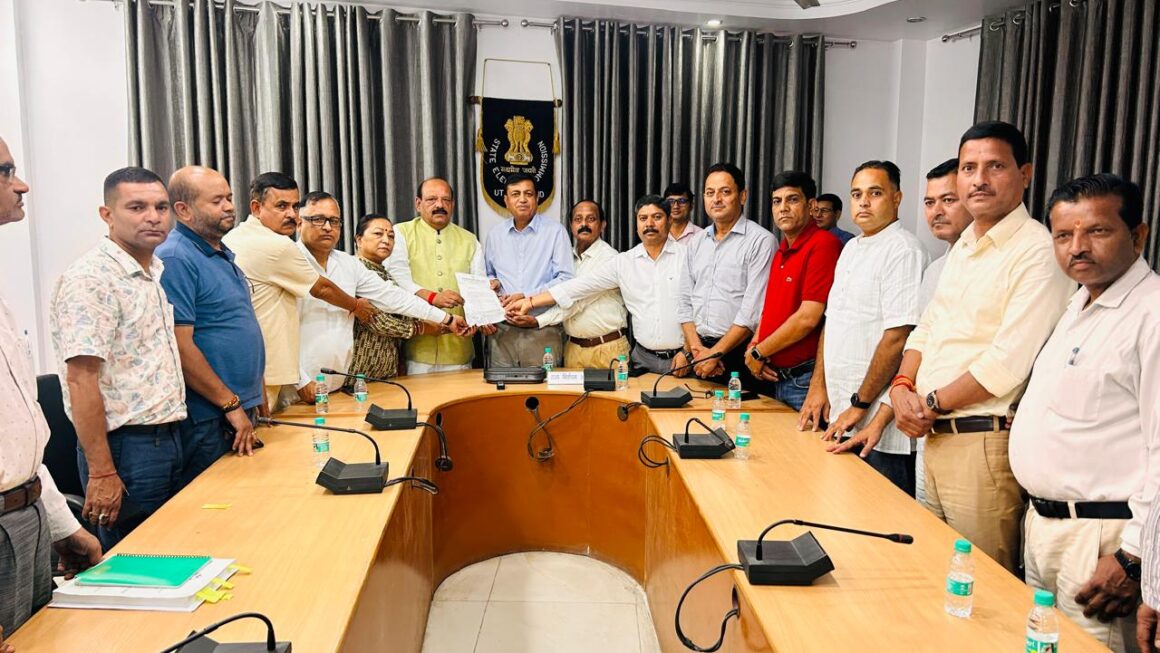 कॉंग्रेस के प्रतिनिधिमंडल ने, त्रिस्तरीय पंचायतों में निष्पक्ष एवं पारदर्शी चुनाव कराये जाने  की मांग को लेकर, राज्य निर्वाचन आयुक्त को सौंपा ज्ञापन, लालचन्द शर्मा।