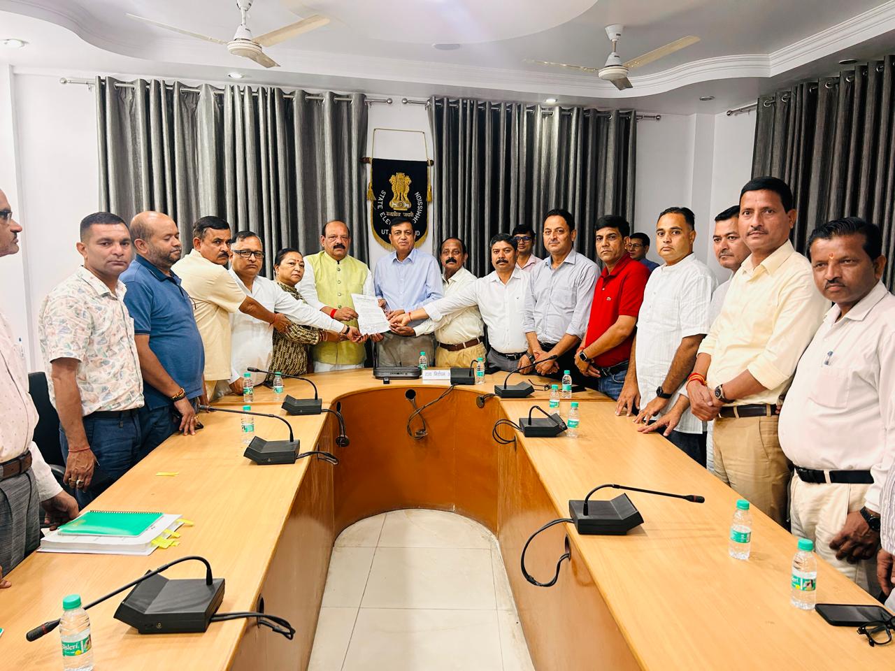 कॉंग्रेस के प्रतिनिधिमंडल ने, त्रिस्तरीय पंचायतों में निष्पक्ष एवं पारदर्शी चुनाव कराये जाने  की मांग को लेकर, राज्य निर्वाचन आयुक्त को सौंपा ज्ञापन, लालचन्द शर्मा।