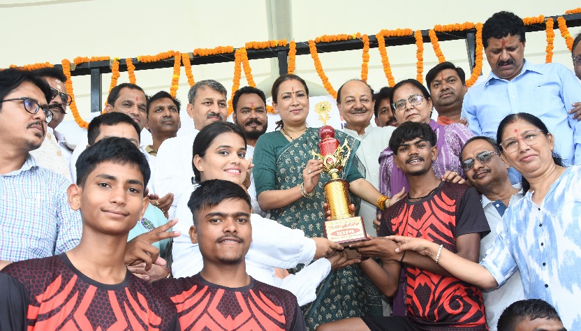 युवाओं का करियर ऑप्शन बन रहा खेल, विजेता खिलाड़ियों को किया सम्मानित, खेल मंत्री रेखा आर्या।