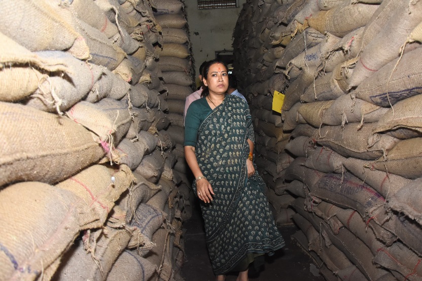 कैबिनेट मंत्री रेखा आर्या ने किया, खाद्य गोदाम का निरीक्षण। 