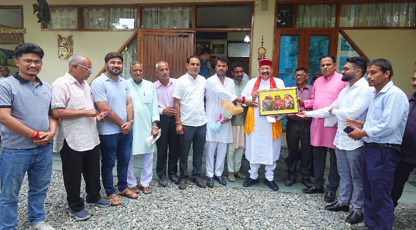 राजजात मानचित्र पर, कुरुड़ व देवराला को अंकित करने को लेकर, महाराज से मिला प्रतिनिधिमंडल।