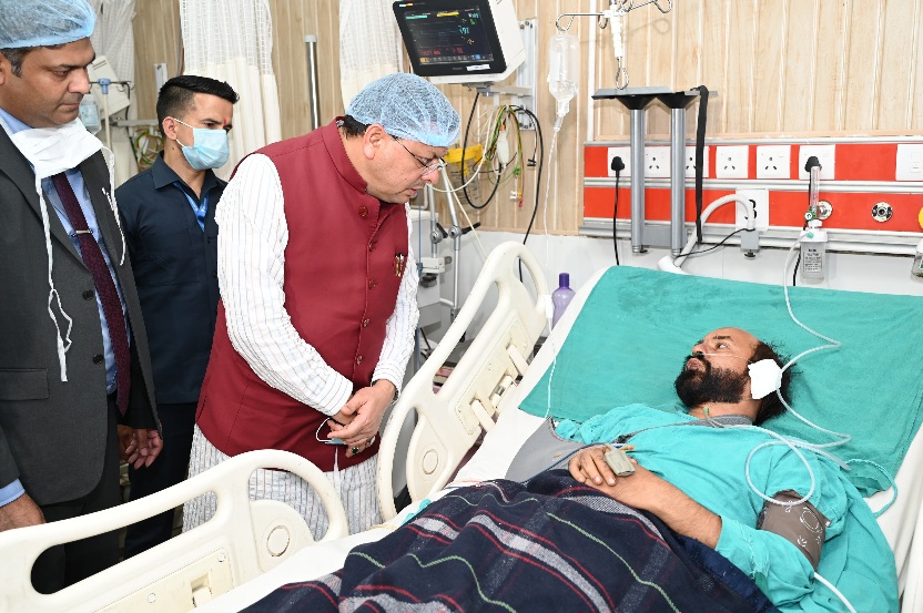 सीएम पुष्कर धामी पहुंचे एम्स ऋषिकेश, रुद्रप्रयाग बस दुर्घटना में घायल यात्रियों का जाना हाल-चाल।  