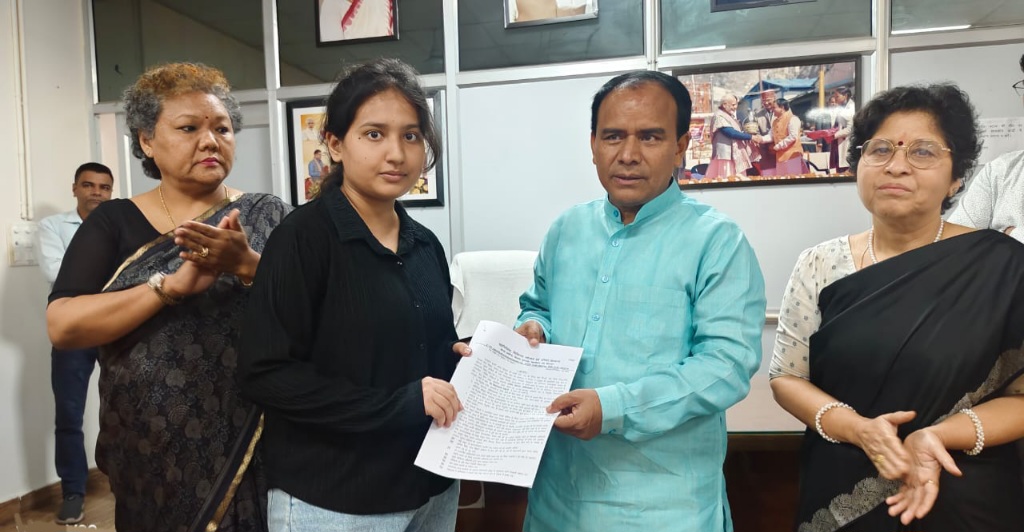 स्वास्थ्य विभाग में 9 मृतक आश्रितों को मिली नौकरी, विभागीय मंत्री डॉ. धन सिंह रावत ने बांटे नियुक्ति पत्र।