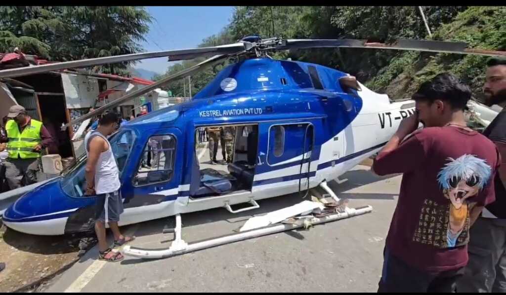 टेक ऑफ के समय हेली में आई तकनीकी खराबी, एहतियातन बडासू के पास सड़क पर, करवाई एमरजेंसी लैंडिंग।