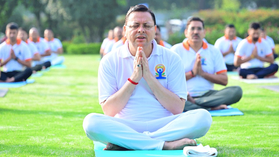 हमारी सनातन संस्कृति का मूल स्तंभ है योग, हमारी प्राचीन विरासत का बहुमूल्य उपहार है, मुख्यमंत्री पुष्कर धामी।