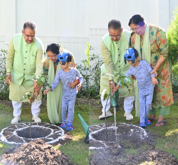 कृषि मंत्री गणेश जोशी ने लोक पर्व हरेला पर, शासकीय आवास पर किया वृक्षारोपण, प्रदेशवासियों को दी शुभकामनाएं।