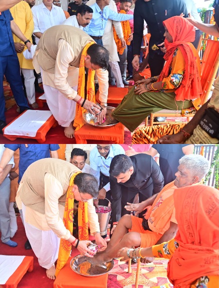 मुख्यमंत्री पुष्कर सिंह धामी ने, ओम पुल में आयोजित कार्यक्रम में, कावंडियों/शिव भक्तों के पांव धोकर (प्रक्षालन) किया स्वागत।