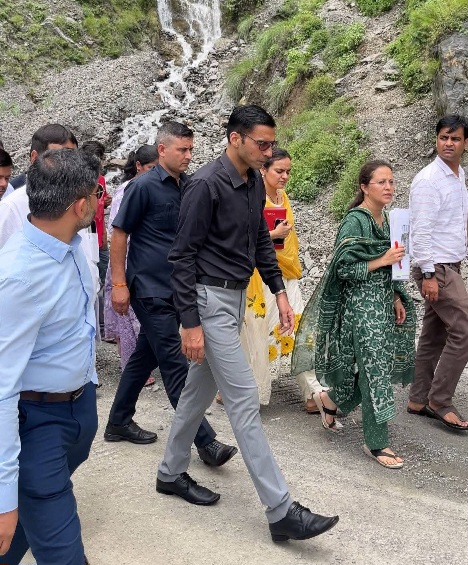 चकराता की लाईफलाईन के लिए नासूर बने, जजरेट भूस्खलन जोन का, डीएम सविन बसंल ने चंद मिनटों में किया समाधान।