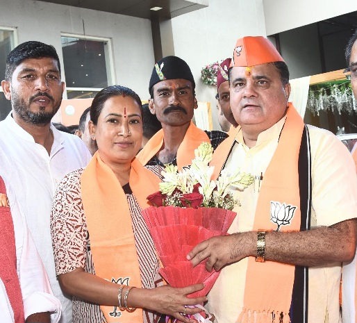 राज्यसभा सांसद महेंद्र भट्ट को, प्रदेश अध्यक्ष बनने पर रेखा आर्या ने दी बधाई। 