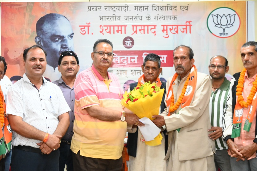 कांग्रेस छोड़ भाजपा में शामिल हुए दर्जनभर से अधिक लोग, कैबिनेट मंत्री गणेश जोशी ने किया स्वागत।