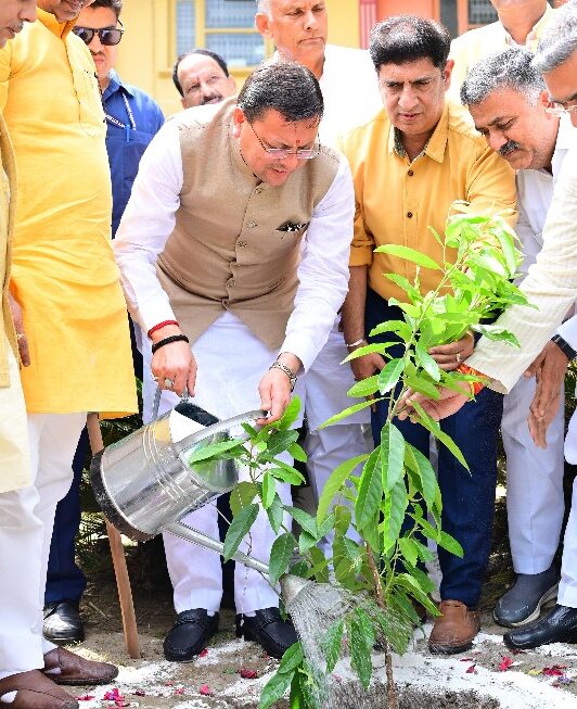 मुख्यमंत्री पुष्कर धामी ने एक पेड़ मॉं के नाम, अभियान के तहत किया पौधारोपण।