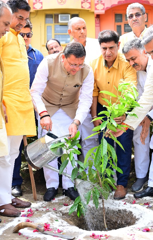 मुख्यमंत्री पुष्कर धामी ने एक पेड़ मॉं के नाम, अभियान के तहत किया पौधारोपण।
