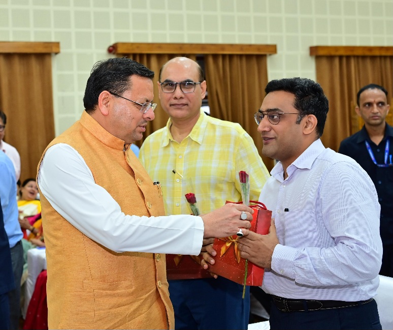 श्री महंत इन्दरेश अस्पताल के वरिष्ठ काॅर्डियोलाॅजिस्ट, डाॅ साहिल महाजन को मुख्यमंत्री धामी ने किया सम्मानित।