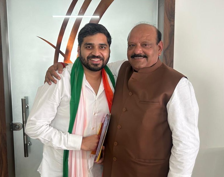 चकराता के बृनाड वास्तिल क्षेत्र से, कांग्रेस पार्टी के समर्थित प्रत्याशी ने, जिला पंचायत सदस्य के लिए अपना नामांकन पत्र किया दाखिल, लालचंद शर्मा।