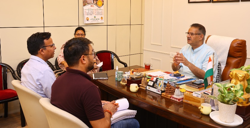 कैबिनेट मंत्री गणेश जोशी ने, सीवर एवं पेयजल संबंधी समस्याओं के समाधान हेतु, जलसंस्थान के अधिकारियों के साथ की बैठक। 