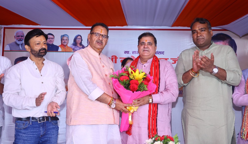 भाजपा प्रदेश अध्यक्ष महेन्द्र भट्ट को, स्मृति चिन्ह देकर किया अभिनन्दन, कैबिनेट मंत्री गणेश जोशी।