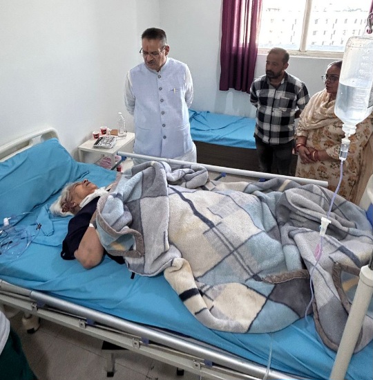 कैबिनेट मंत्री गणेश जोशी ने, राॅटविलर कुत्ते  के हमले में गम्भीर घायल महिला का जाना हाल।